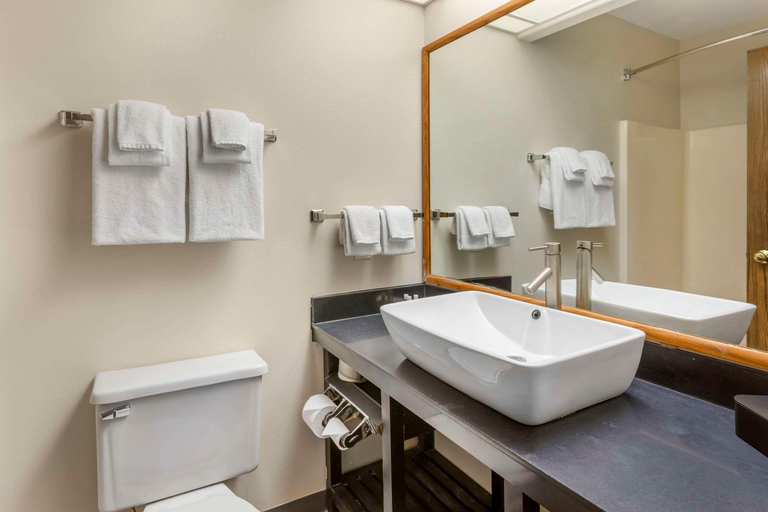 Bathroom 4, Quality Inn & Suites Fillmore I-15, Millard