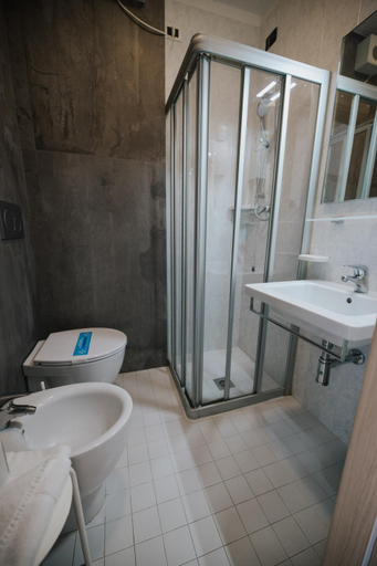 Bathroom 4, Hotel Gloria, Udine
