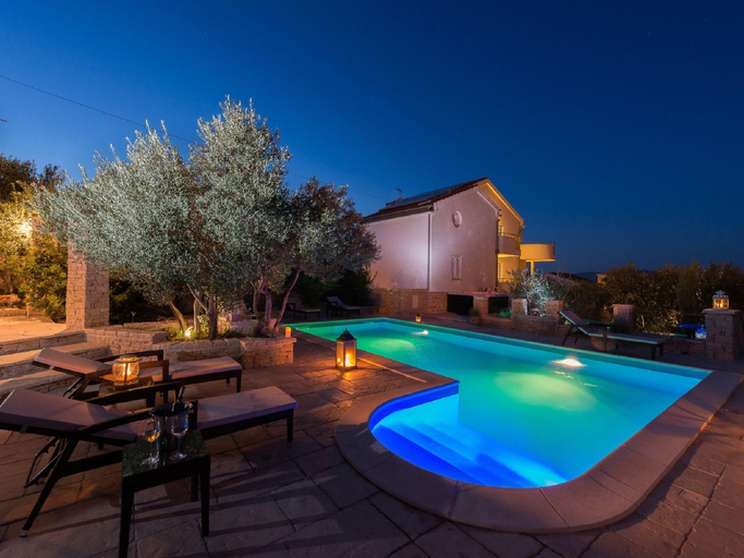 Others 2, Apartment in Murter near Beach and Pool, Murter