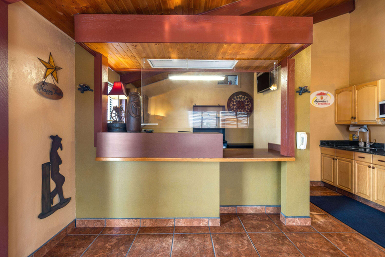 Public Area 3, Super 8 by Wyndham Dodge City, Ford