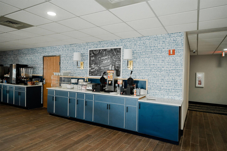 Food & Drinks 5, AmericInn by Wyndham Tomahawk, Lincoln