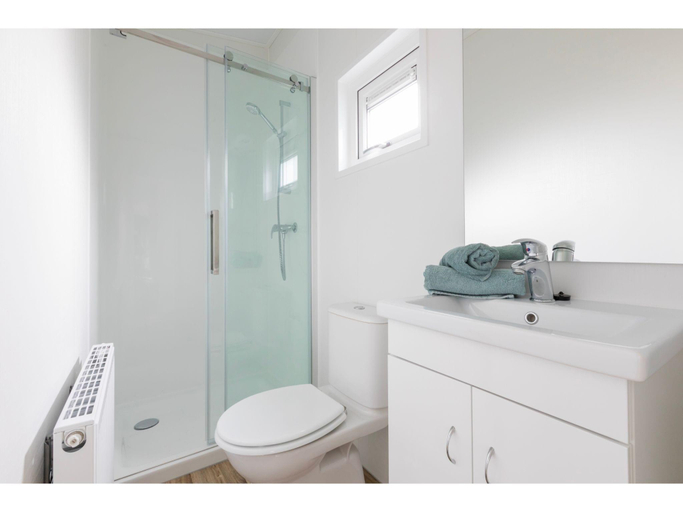 Bathroom 3, Cozy Chalet at Holiday park Fort den Haak, Veere