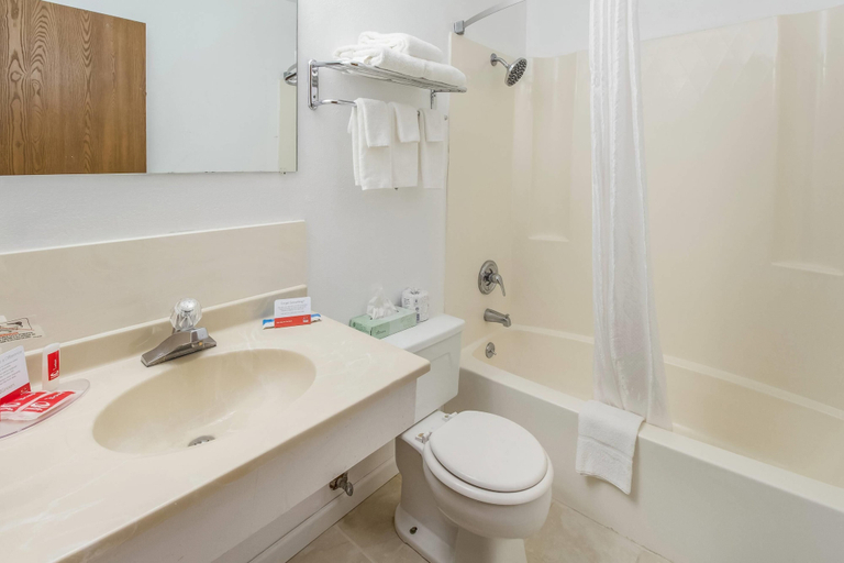 Bathroom 4, Econo Lodge Alliance, Box Butte