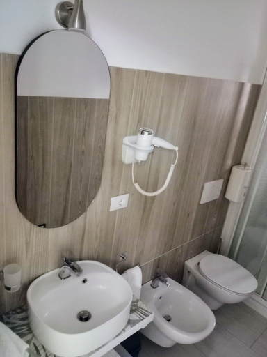 Bathroom, La Piazza, Ancona