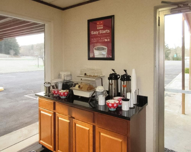 Food & Drinks 5, Econo Lodge Lexington Downtown Near I-81, Lexington