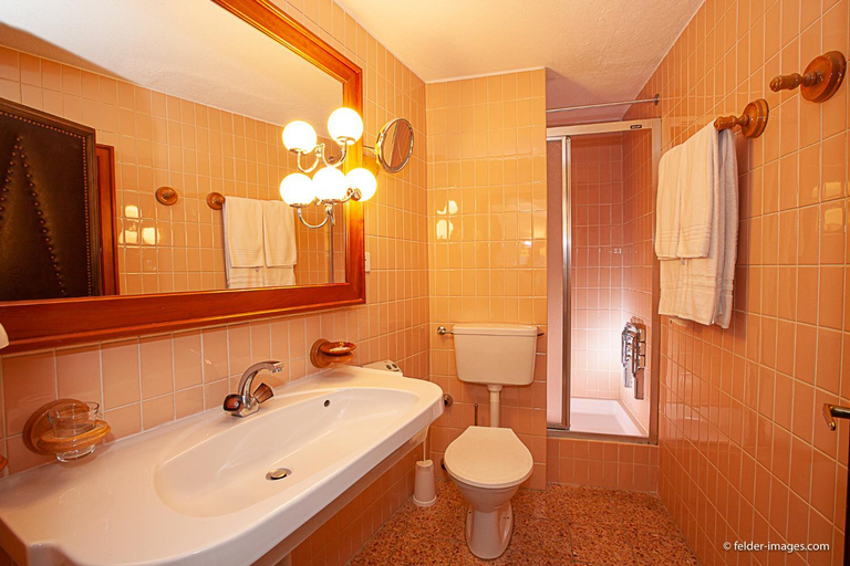 Bathroom 4, Hotel Astoria, Leuk