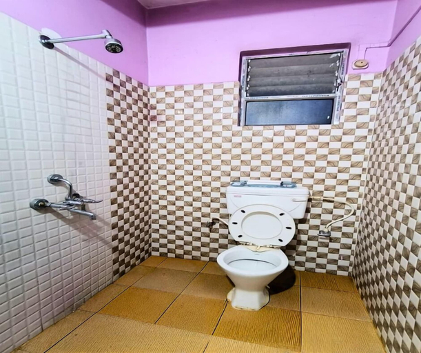 Bathroom 4, Hotel Famy Palace, Udalguri