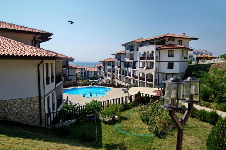 Exterior & Views
