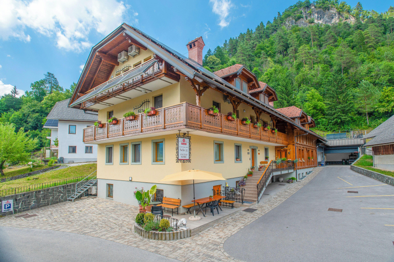 Exterior & Views