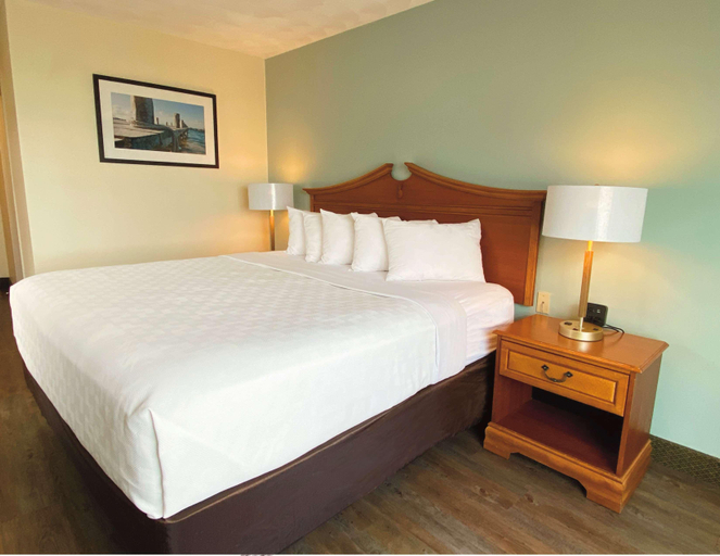 Bedroom 3, Atlantic Beach Hotel Newport, Newport