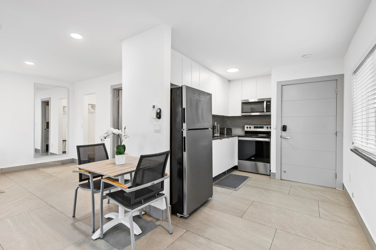 Others 2, Unique Retreat - Unit C: Charming 2nd-floor Escape, Broward