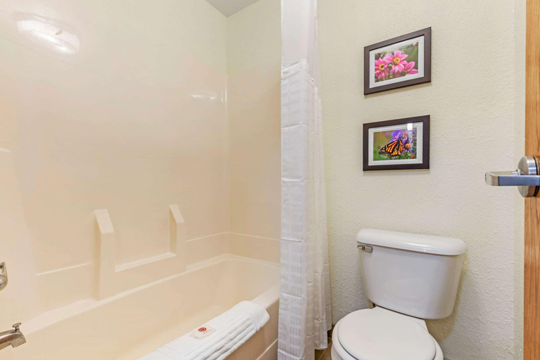 Bathroom 4, Comfort Inn & Suites Near Route 66, Logan
