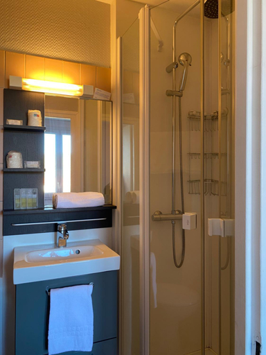 Bathroom 3, Hotel Le Bellevue, Pas-de-Calais