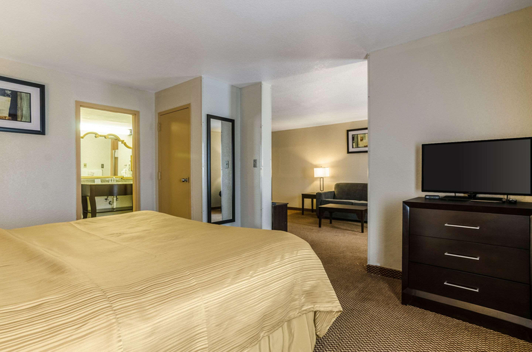 Bedroom 3, Quality Inn & Suites, Cowley