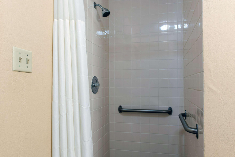 Bathroom 5, Quality Inn Columbus-East, Franklin