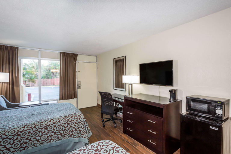Bedroom 3, Days Inn by Wyndham Melbourne, Brevard