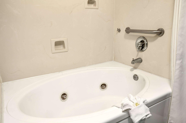 Bathroom 4, Days Inn by Wyndham Concord, Contra Costa