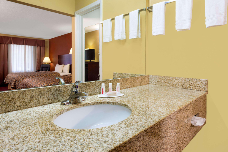 Bathroom, Days Inn by Wyndham St Robert Waynesville, Pulaski