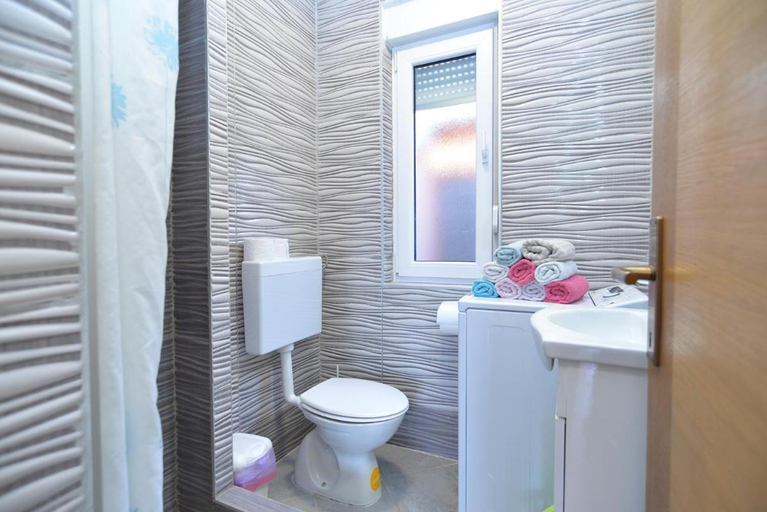 Bathroom 4, Spacious flat with pool just 300m from the beach, Fažana