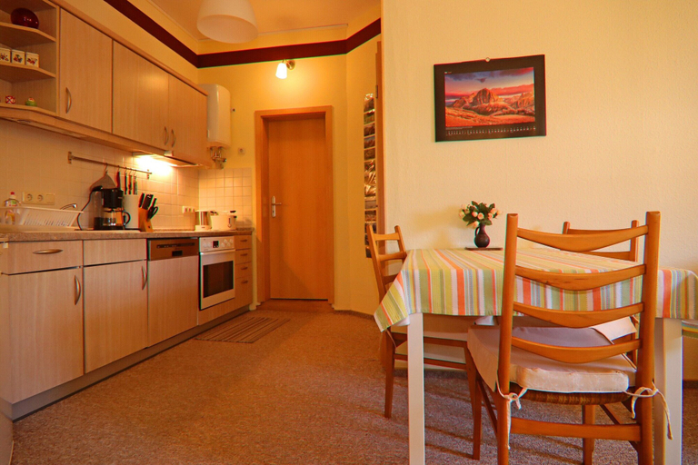Dining 3, Inviting Apartment in Wendelstorf With Communal Garden, Rostock
