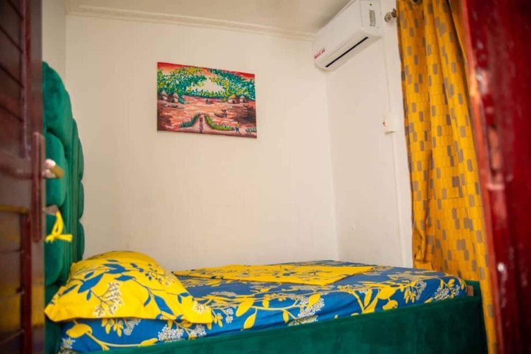 Room 4, 2 Bed Apt Sleeps 5 - Wifi, Parking, Balcony, Wouri