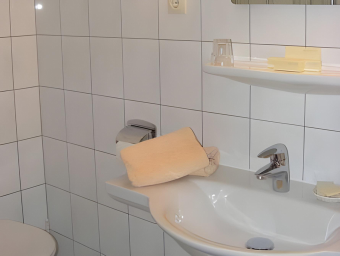 Bathroom 4, Hotel Schwartze, Weimar