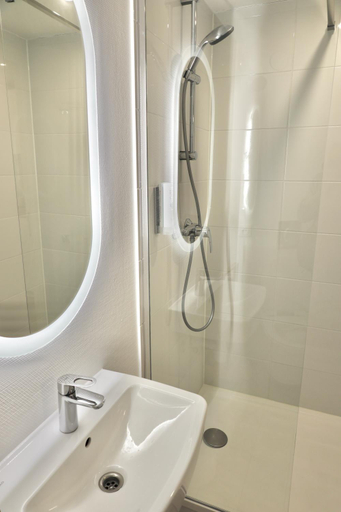Bathroom 4, Cit'hotel Design Booking Evry Saint-Germain-les-Corbeil Senart, Essonne