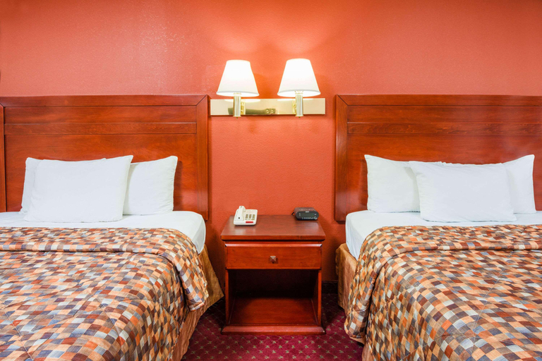 Bedroom 3, Days Inn by Wyndham St Robert Waynesville, Pulaski