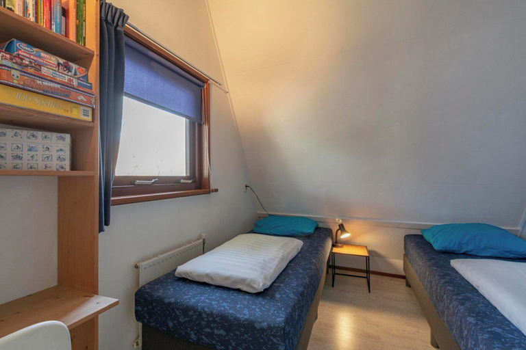 Room 4, Yperhof 66 Holiday Home for 6 Guests on Cost, Den Helder