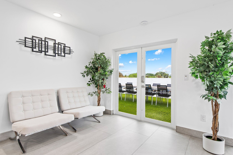 Others 3, Unique Retreat - Unit D: Cool 2nd-floor Retreat, Broward
