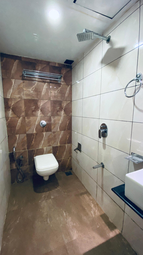 Bathroom 4, Palm Breeze Hotel - Colaba, Mumbai City