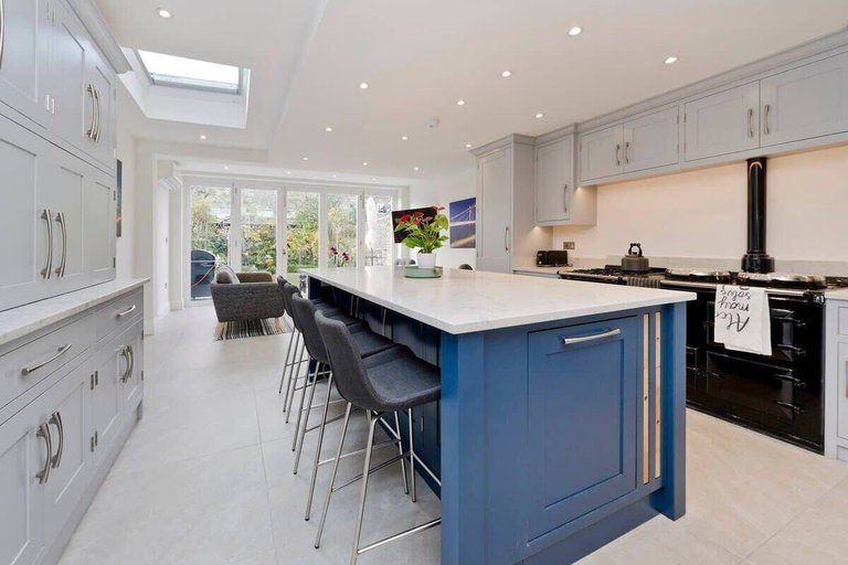 Others 3, Spacious 4 Bed House, Battersea, London