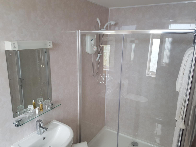 Bathroom, Halfway House Hotel, Mid and East Antrim