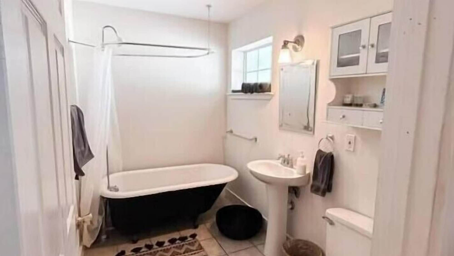 Bathroom, The Salado Inn Kolb Suite, Bell