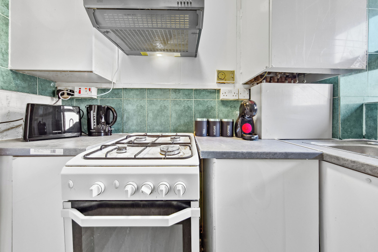 Others 4, Modern 2-Bed Apartment Sleeps 7, London