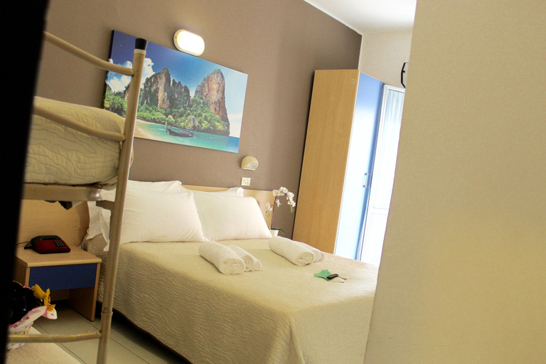 Bedroom 2, Hotel Adria Mare, Rimini