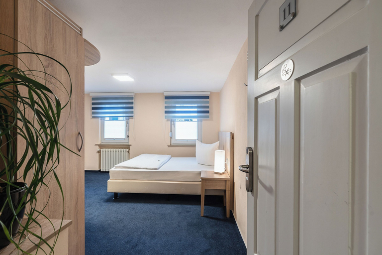 Bedroom 3, Hotel-Pension Altes Weinhaus, Neustadt an der Weinstraße