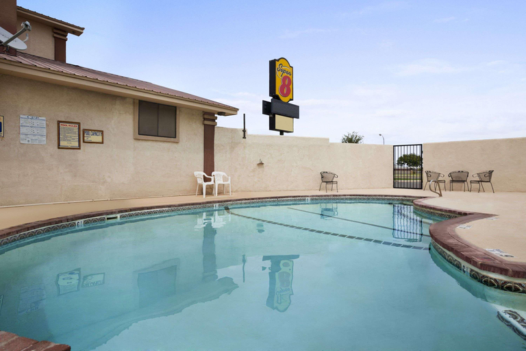 Sport & Beauty, Super 8 by Wyndham Carlsbad, Eddy