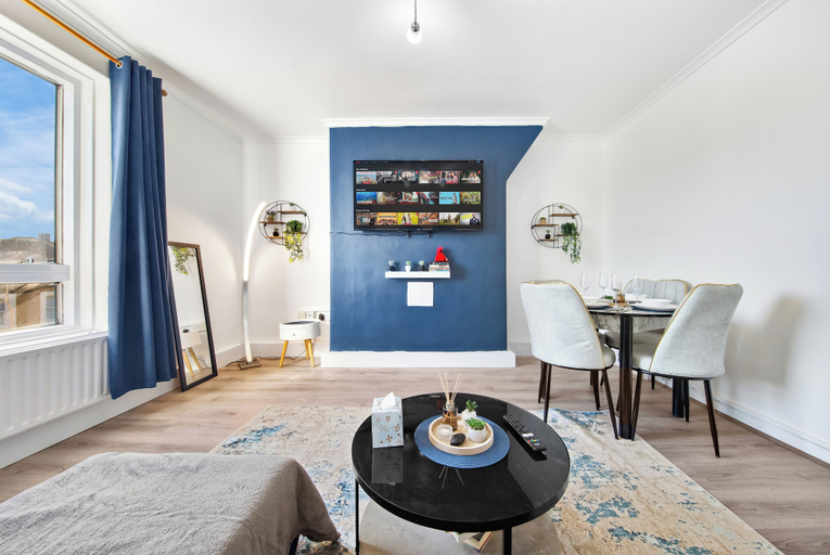 Others 5, Modern 2-Bed Apartment Sleeps 7, London