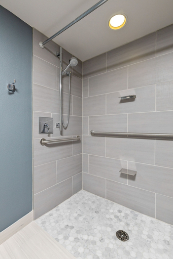 Bathroom 4, Marriott Anchorage Downtown, Anchorage