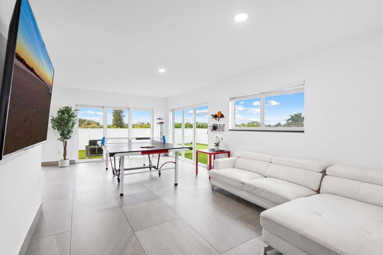 Others 3, Unique Retreat - Unit C: Charming 2nd-floor Escape, Broward