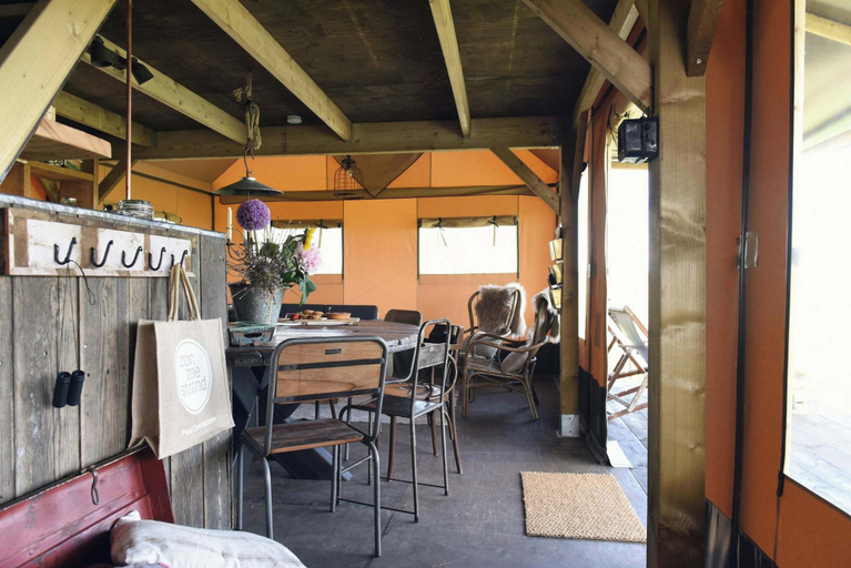 Dining 2, Charming Woodlodge Stay, Zijpe