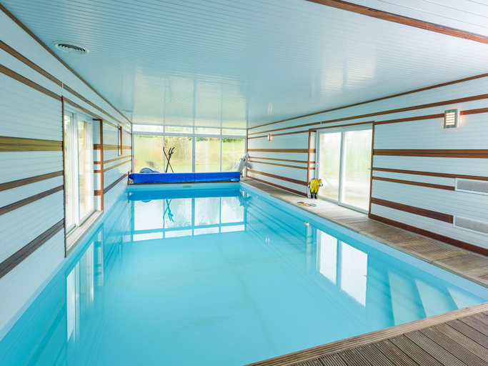 Sport & Beauty 2, Spacious holiday home with heated indoor pool, Finistère