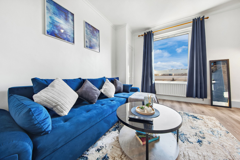 Others 3, Modern 2-Bed Apartment Sleeps 7, London