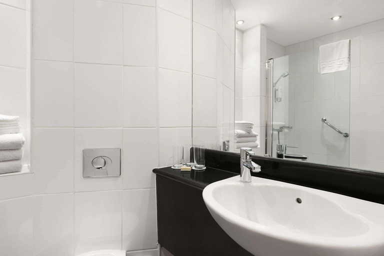 Bathroom 4, Ramada Hounslow - Heathrow East, London