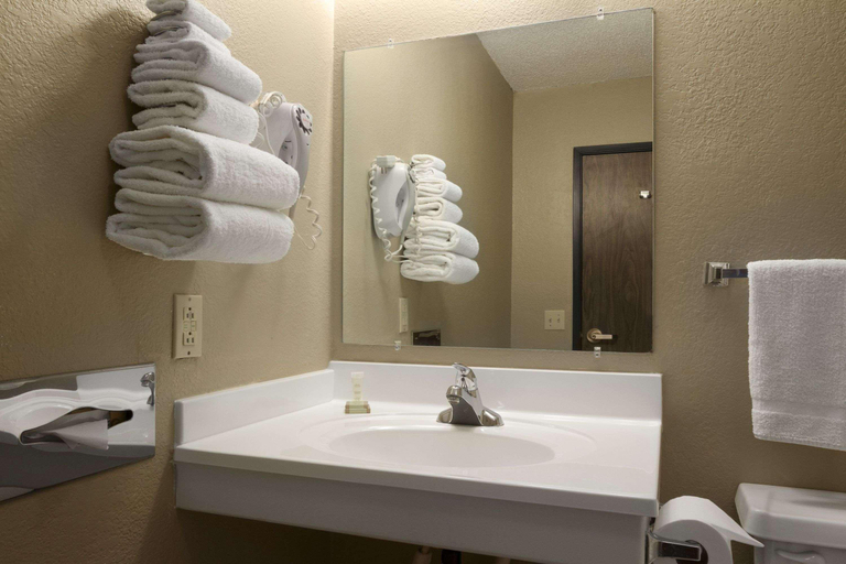 Bathroom 4, Super 8 by Wyndham Blackwell, Kay