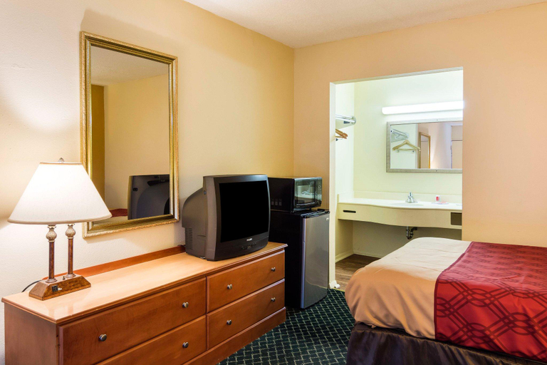 Bedroom 3, Econo Lodge Petersburg, Petersburg