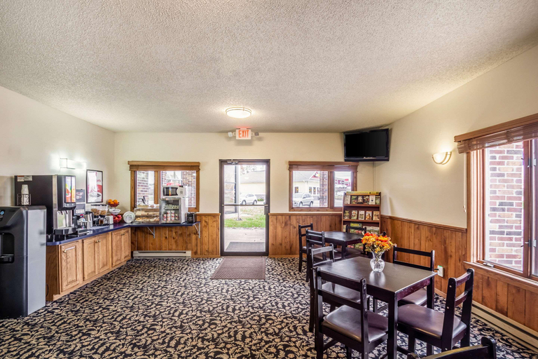 Public Area 2, Econo Lodge Waupaca, Waupaca