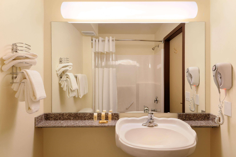 Bathroom 3, Days Inn by Wyndham Grande Prairie, Division No. 19