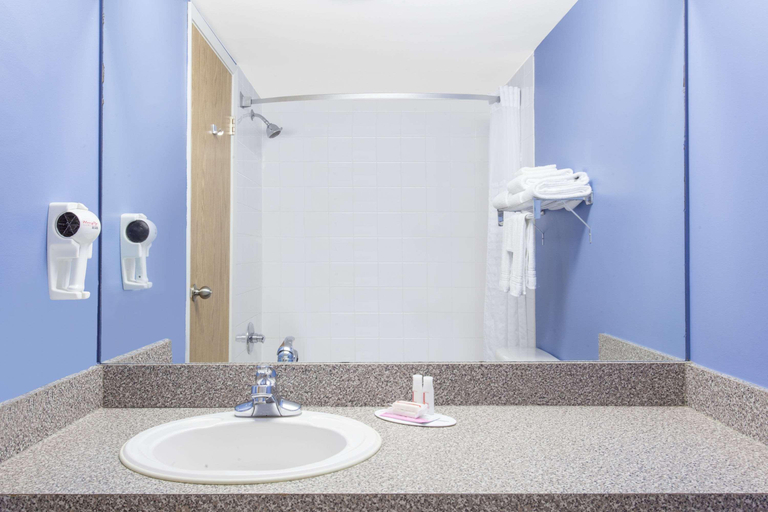 Bathroom 4, Super 8 by Wyndham Fort Frances, Rainy River